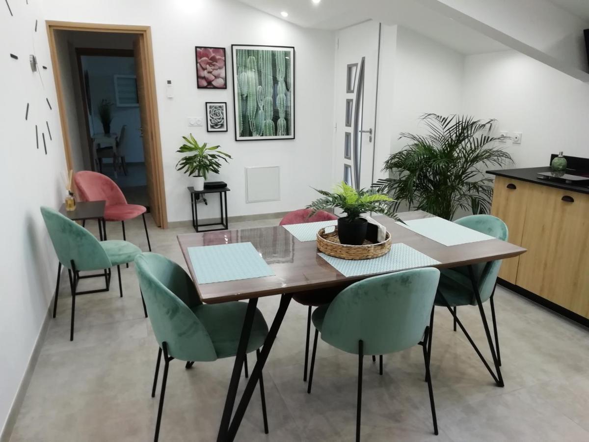 Appartement Au Dessus De La Maison Du Saunier Сален-де-Жиро Экстерьер фото
